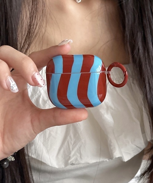 Fun & Daily(ファンアンドデイリー)の「Wave Stripe AirPods 4 / Pro2 / Pro3 Case / エアポッズ4 エアポッズプロ2 エアポッズプロ3(ヘッドフォン/イヤホン・レディース・ピンク/ワインレッド/グリーン/ブルー・B/A/C)」の7枚目の写真
