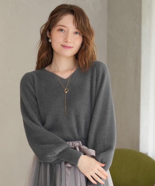 ASTORIA ODIER(アストリアオディール)の「ラメフェザーVネックニット(ニット/セーター・レディース・チャコールグレー/ブルー/ホワイト/ラベンダー・MEDIUM)」の1枚目の写真