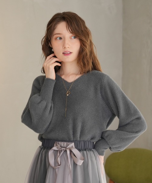 ASTORIA ODIER(アストリアオディール)の「ラメフェザーVネックニット(ニット/セーター・レディース・チャコールグレー/ブルー/ホワイト/ラベンダー・MEDIUM)」の5枚目の写真