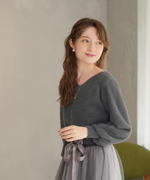 ASTORIA ODIER(アストリアオディール)の「ラメフェザーVネックニット(ニット/セーター・レディース・チャコールグレー/ブルー/ホワイト/ラベンダー・MEDIUM)」の6枚目の写真