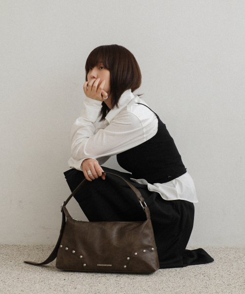 IUGAMAKARAS（イウガマカラス）の「Studded Hobo Bag (Brown)（ショルダーバッグ・レディース・その他・FREE）」の2枚目の写真