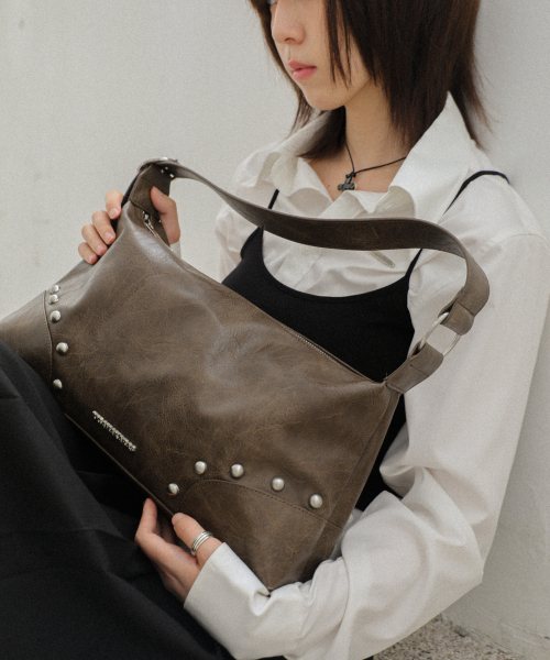 IUGAMAKARAS（イウガマカラス）の「Studded Hobo Bag (Brown)（ショルダーバッグ・レディース・その他・FREE）」の3枚目の写真