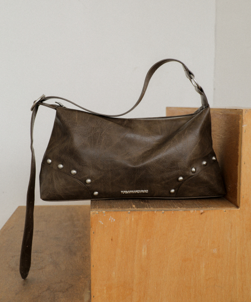 IUGAMAKARAS（イウガマカラス）の「Studded Hobo Bag (Brown)（ショルダーバッグ・レディース・その他・FREE）」の4枚目の写真