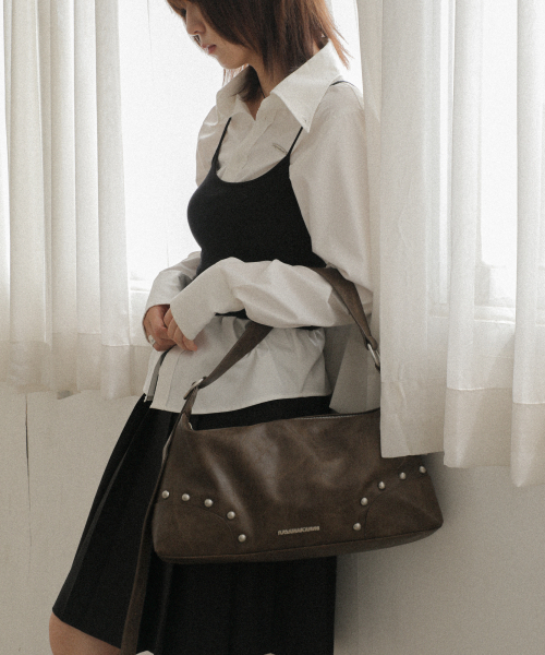 IUGAMAKARAS（イウガマカラス）の「Studded Hobo Bag (Brown)（ショルダーバッグ・レディース・その他・FREE）」の5枚目の写真