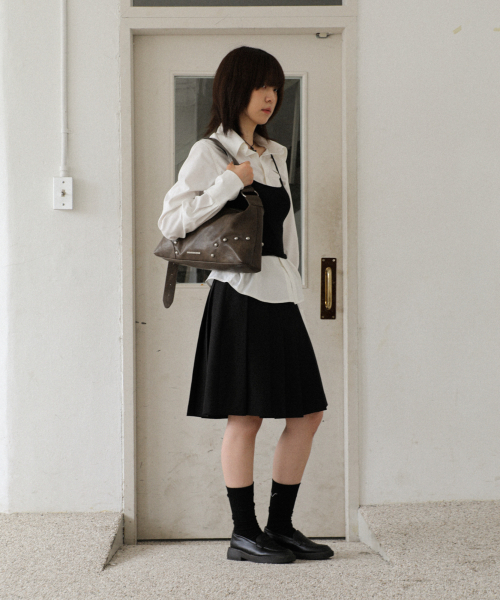 IUGAMAKARAS（イウガマカラス）の「Studded Hobo Bag (Brown)（ショルダーバッグ・レディース・その他・FREE）」の6枚目の写真