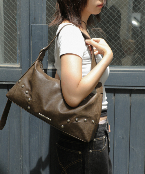 IUGAMAKARAS（イウガマカラス）の「Studded Hobo Bag (Brown)（ショルダーバッグ・レディース・その他・FREE）」の7枚目の写真