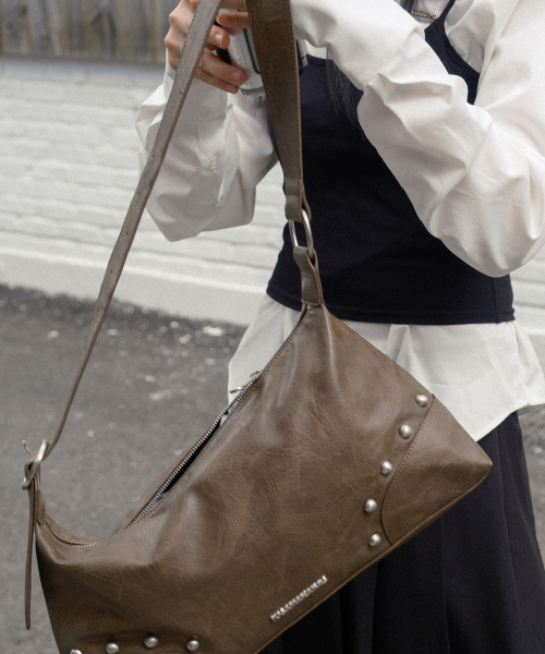 IUGAMAKARAS（イウガマカラス）の「Studded Hobo Bag (Brown)（ショルダーバッグ・レディース・その他・FREE）」の8枚目の写真