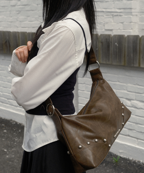IUGAMAKARAS（イウガマカラス）の「Studded Hobo Bag (Brown)（ショルダーバッグ・レディース・その他・FREE）」の9枚目の写真