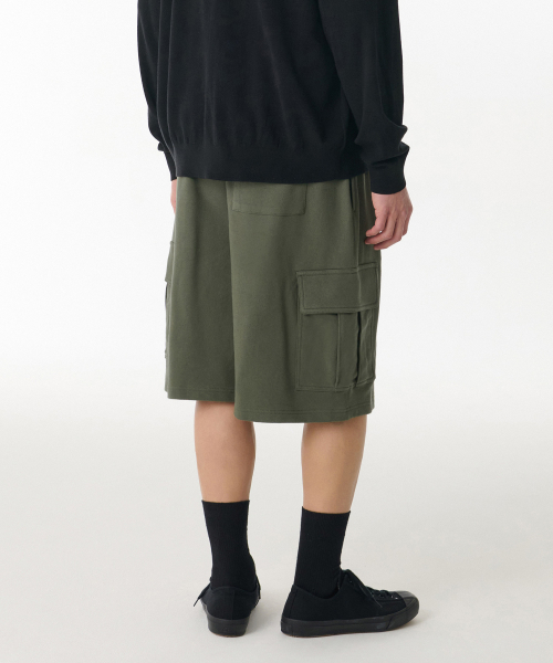 MUSINSA STANDARD（ムシンサスタンダード）の「ワンタックカーゴバミューダスウェットパンツ[カーキ]（その他パンツ・メンズ・その他・SMALL/MEDIUM/LARGE/X-LARGE/XX-LARGE/XXX-LARGE）」の2枚目の写真