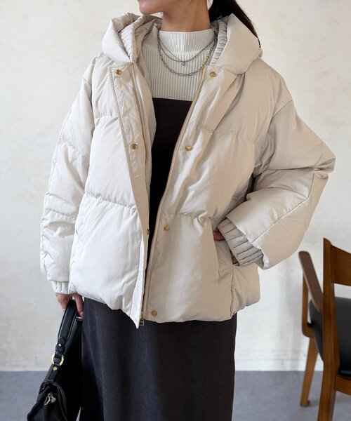 Chez toi(シェトワ)の「プリーツネックショートダウン(ダウンジャケット/コート・レディース・グレイッシュベージュ/ブラック/ブラウン・FREE)」の1枚目の写真