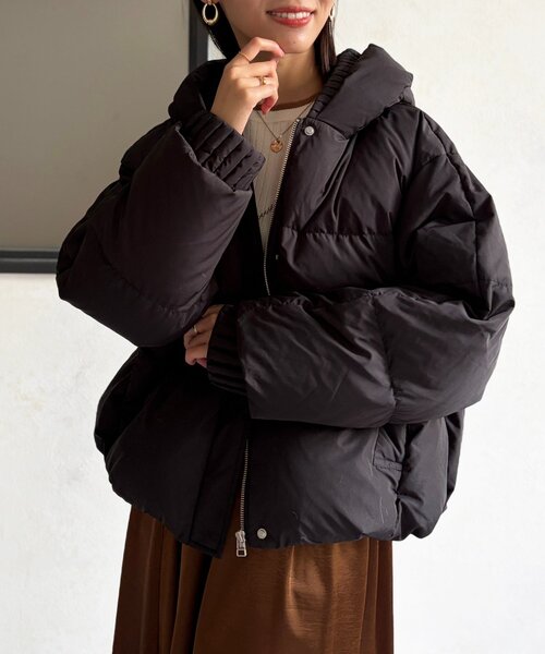 Chez toi(シェトワ)の「プリーツネックショートダウン(ダウンジャケット/コート・レディース・グレイッシュベージュ/ブラック/ブラウン・FREE)」の2枚目の写真