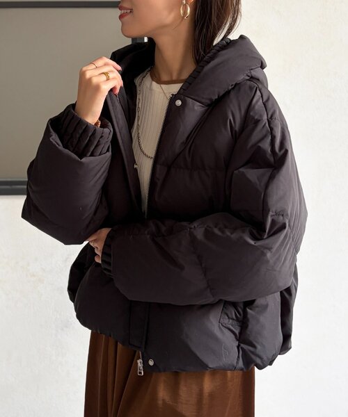 Chez toi(シェトワ)の「プリーツネックショートダウン(ダウンジャケット/コート・レディース・グレイッシュベージュ/ブラック/ブラウン・FREE)」の5枚目の写真