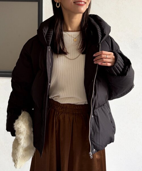 Chez toi(シェトワ)の「プリーツネックショートダウン(ダウンジャケット/コート・レディース・グレイッシュベージュ/ブラック/ブラウン・FREE)」の7枚目の写真