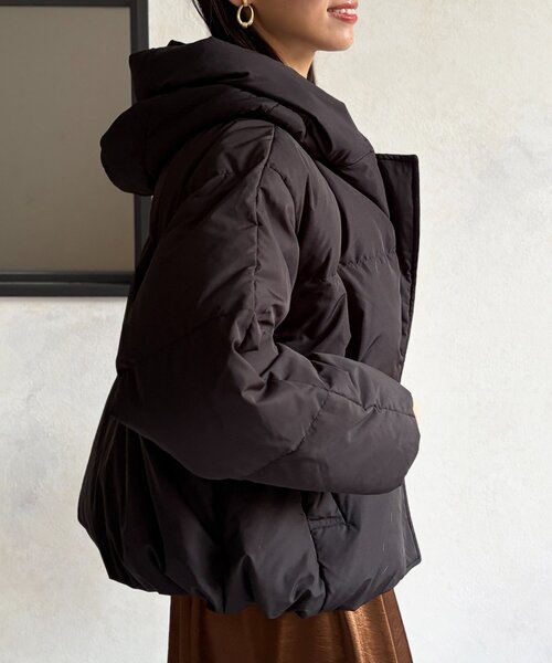 Chez toi(シェトワ)の「プリーツネックショートダウン(ダウンジャケット/コート・レディース・グレイッシュベージュ/ブラック/ブラウン・FREE)」の8枚目の写真