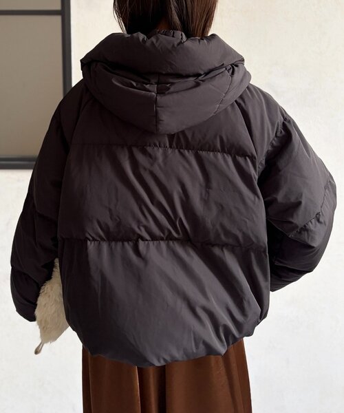 Chez toi(シェトワ)の「プリーツネックショートダウン(ダウンジャケット/コート・レディース・グレイッシュベージュ/ブラック/ブラウン・FREE)」の9枚目の写真