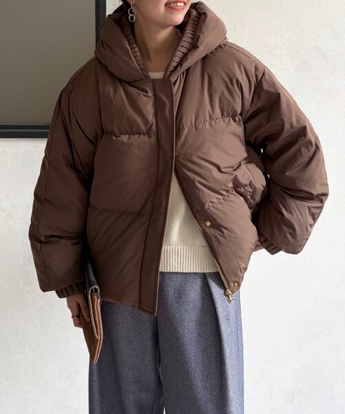 Chez toi(シェトワ)の「プリーツネックショートダウン(ダウンジャケット/コート・レディース・グレイッシュベージュ/ブラック/ブラウン・FREE)」の17枚目の写真