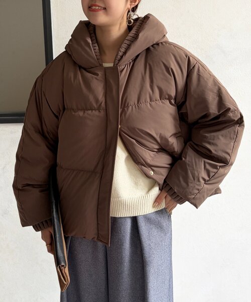 Chez toi(シェトワ)の「プリーツネックショートダウン(ダウンジャケット/コート・レディース・グレイッシュベージュ/ブラック/ブラウン・FREE)」の18枚目の写真