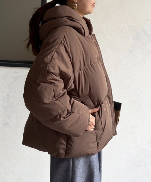 Chez toi(シェトワ)の「プリーツネックショートダウン(ダウンジャケット/コート・レディース・グレイッシュベージュ/ブラック/ブラウン・FREE)」の19枚目の写真