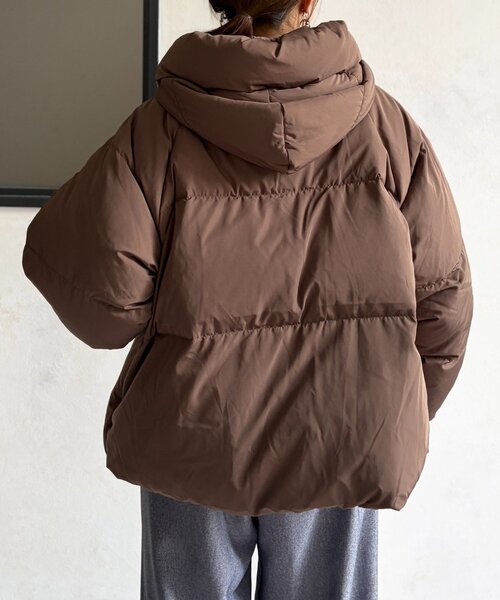 Chez toi(シェトワ)の「プリーツネックショートダウン(ダウンジャケット/コート・レディース・グレイッシュベージュ/ブラック/ブラウン・FREE)」の20枚目の写真