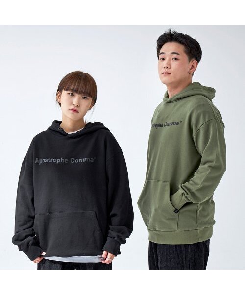APOSTROPHE COMMA(アポストロフィコンマ)の「ベーシックフルネームロゴフードパーカー(カーキ/ブラック)(パーカー・レディース・カーキ・LARGE/MEDIUM)」の1枚目の写真