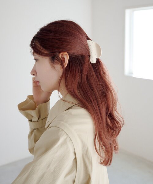 Kastane(カスタネ)の「【fiw./4色展開】キラキラハートマルチクリップ(バレッタ/ヘアクリップ・レディース・ブラウン/サックスブルー/ブラック/アイボリー・FREE)」の13枚目の写真