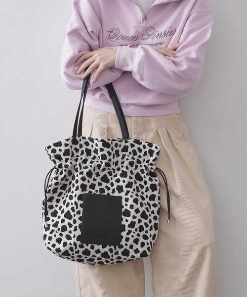 OPAQUE.CLIP(オペークドットクリップ)の「素材アソートドロストデザイン巾着トートバッグ【A4サイズ対応】(トートバッグ・レディース・ブラック系/ダークブラウン系1/アイボリー/ブラック・00)」の3枚目の写真