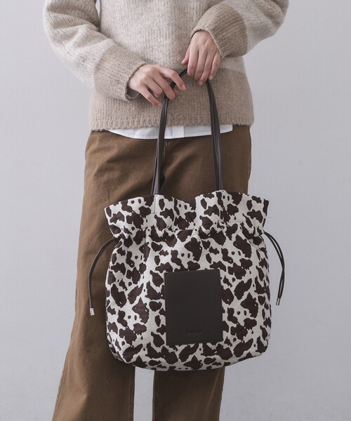 OPAQUE.CLIP(オペークドットクリップ)の「素材アソートドロストデザイン巾着トートバッグ【A4サイズ対応】(トートバッグ・レディース・ブラック系/ダークブラウン系1/アイボリー/ブラック・00)」の4枚目の写真