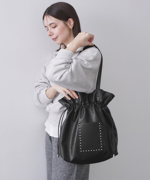 OPAQUE.CLIP(オペークドットクリップ)の「素材アソートドロストデザイン巾着トートバッグ【A4サイズ対応】(トートバッグ・レディース・ブラック系/ダークブラウン系1/アイボリー/ブラック・00)」の2枚目の写真