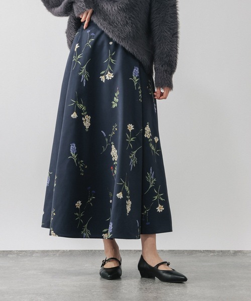 GLOBAL WORK（グローバルワーク）の「ピーチサテンフレアスカート柄/635425（スカート・レディース・ドット/レオパード/ネイビー系8・REGULAR/SHORT）」の2枚目の写真