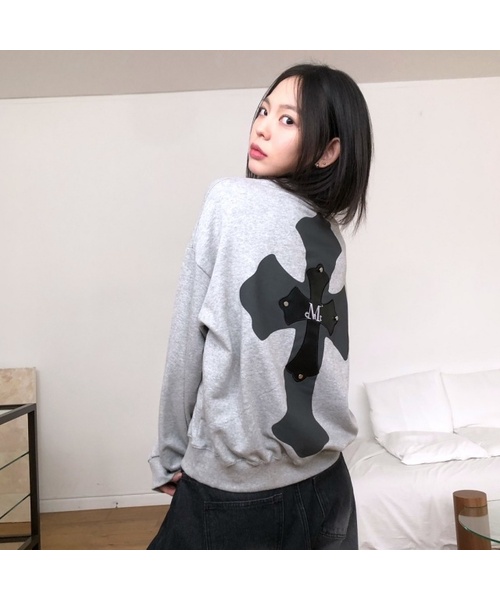 MUCENT(ムセント)の「ノクセンバッククロスレザーパッチマンツーマン 男女共用 (2カラー)(スウェット・レディース・グレー系/ブラック・FREE)」の2枚目の写真