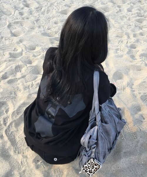 MUCENT(ムセント)の「ノクセンバッククロスレザーパッチマンツーマン 男女共用 (2カラー)(スウェット・レディース・グレー系/ブラック・FREE)」の16枚目の写真