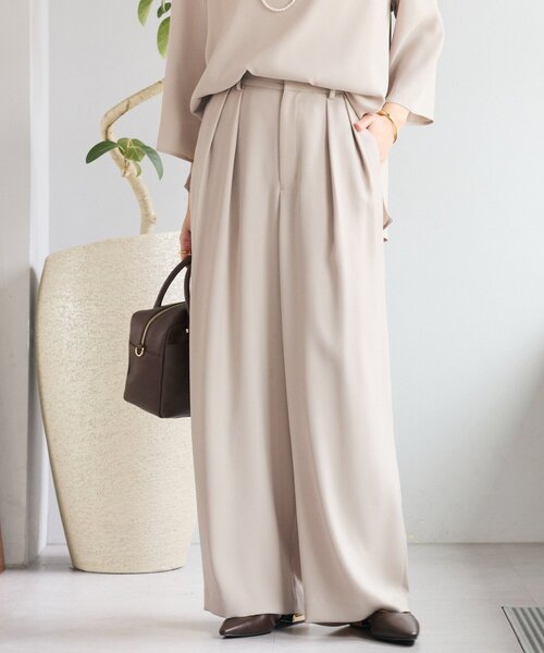 RIVE DROITE（リヴドロワ）の「【オケージョンや通勤に】ダブルサテンタックパンツ（スラックス・レディース・ベージュ/ネイビー・36/38）」の2枚目の写真