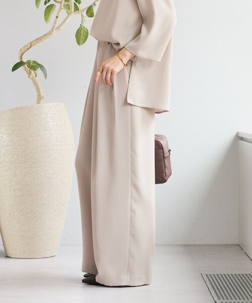 RIVE DROITE（リヴドロワ）の「【オケージョンや通勤に】ダブルサテンタックパンツ（スラックス・レディース・ベージュ/ネイビー・36/38）」の9枚目の写真