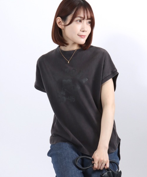Champion(チャンピオン)の「Champion(チャンピオン)ウォッシュ加工 カレッジロゴTシャツ/ヴィンテージ風 フレンチスリーブ リラックスフィット(Tシャツ/カットソー・レディース・グリーン/ダークブラウン/ブルー/スミクロ・L/M)」の2枚目の写真