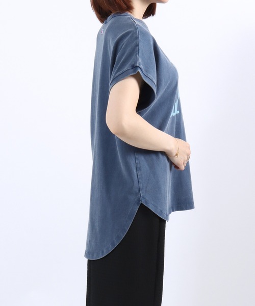 Champion(チャンピオン)の「Champion(チャンピオン)ウォッシュ加工 カレッジロゴTシャツ/ヴィンテージ風 フレンチスリーブ リラックスフィット(Tシャツ/カットソー・レディース・グリーン/ダークブラウン/ブルー/スミクロ・L/M)」の12枚目の写真