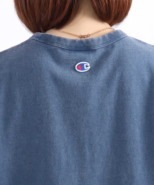Champion(チャンピオン)の「Champion(チャンピオン)ウォッシュ加工 カレッジロゴTシャツ/ヴィンテージ風 フレンチスリーブ リラックスフィット(Tシャツ/カットソー・レディース・グリーン/ダークブラウン/ブルー/スミクロ・L/M)」の15枚目の写真
