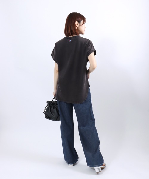 Champion(チャンピオン)の「Champion(チャンピオン)ウォッシュ加工 カレッジロゴTシャツ/ヴィンテージ風 フレンチスリーブ リラックスフィット(Tシャツ/カットソー・レディース・グリーン/ダークブラウン/ブルー/スミクロ・L/M)」の22枚目の写真