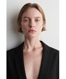 COS（コス）の「ミスマッチ レクタングル パールドロップ イヤリング（イヤリング）」