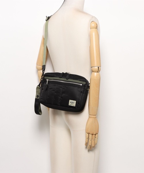 AVIREX(アヴィレックス)の「AVIREX -FLIGHI NYLON BOX SHOULDER(ショルダーバッグ・メンズ・ブラック/カーキ・FREE)」の16枚目の写真