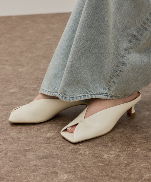 ADAM ET ROPE'（アダムエロペ）の「スクエアトゥカーブラインミュール（サンダル・レディース・オフホワイト/ライトグリーン/ブラック・24.5/24/23.5/23）」の2枚目の写真