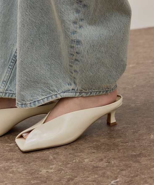 ADAM ET ROPE'（アダムエロペ）の「スクエアトゥカーブラインミュール（サンダル・レディース・オフホワイト/ライトグリーン/ブラック・24.5/24/23.5/23）」の4枚目の写真