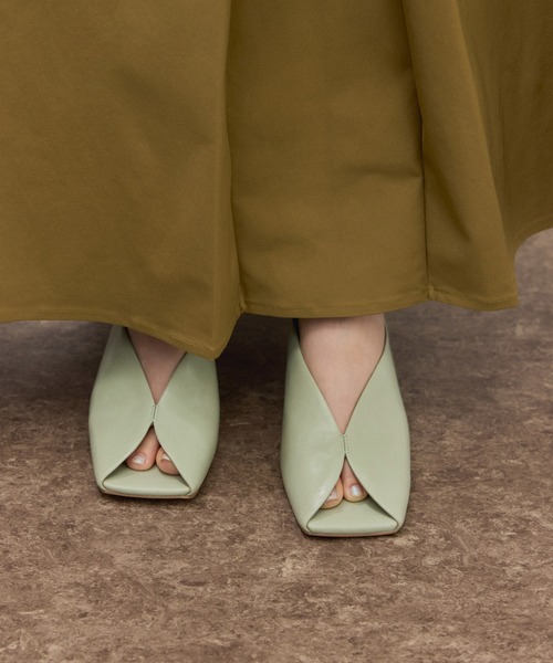 ADAM ET ROPE'（アダムエロペ）の「スクエアトゥカーブラインミュール（サンダル・レディース・オフホワイト/ライトグリーン/ブラック・24.5/24/23.5/23）」の5枚目の写真