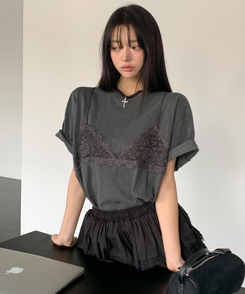 UNE MANSION(ユヌマンション)の「【UNE ORIGINAL】レースビスチェレイヤードオーバーサイズTシャツカットソー(Tシャツ/カットソー・レディース・チャコールグレー/ライトグレー/アイボリー・FREE)」の3枚目の写真