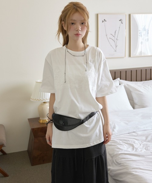 UNE MANSION(ユヌマンション)の「【UNE ORIGINAL】レースビスチェレイヤードオーバーサイズTシャツカットソー(Tシャツ/カットソー・レディース・チャコールグレー/ライトグレー/アイボリー・FREE)」の2枚目の写真