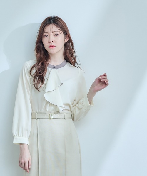 12Twelve Agenda(トゥエルブ アジェンダ)の「配色フリルデザインシャツブラウス(シャツ/ブラウス・レディース・アイボリー/ブルー・M)」の1枚目の写真