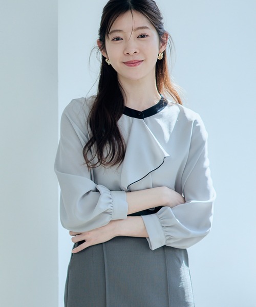 12Twelve Agenda(トゥエルブ アジェンダ)の「配色フリルデザインシャツブラウス(シャツ/ブラウス・レディース・アイボリー/ブルー・M)」の3枚目の写真