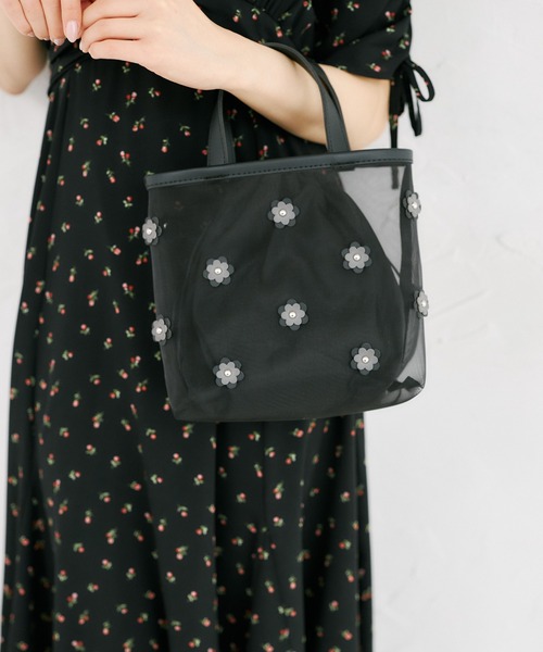 tocco closet（トッコ　クローゼット）の「フラワーモチーフ付きシアーハンドバッグ（ハンドバッグ・レディース・ブラック・FREE）」の5枚目の写真