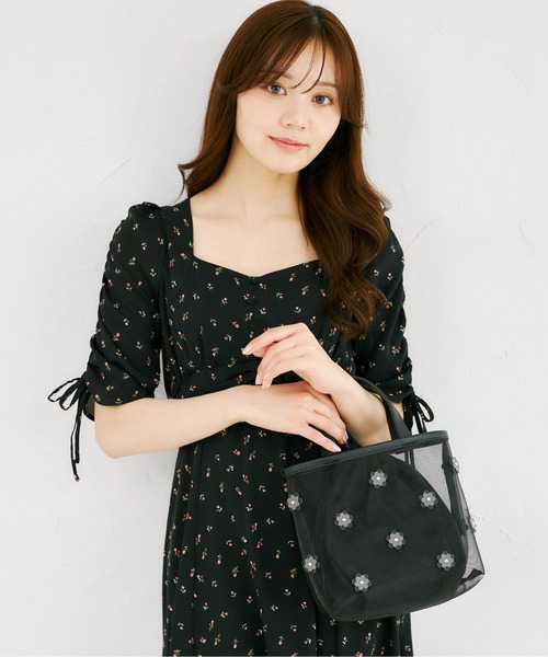 tocco closet（トッコ　クローゼット）の「フラワーモチーフ付きシアーハンドバッグ（ハンドバッグ・レディース・ブラック・FREE）」の3枚目の写真