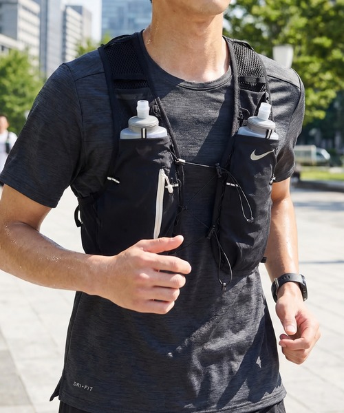 NIKE（ナイキ）の「【NIKE/ナイキ】ボトル付き ランニング ランベスト5L（ベスト・メンズ・ブラック・M/L）」の7枚目の写真