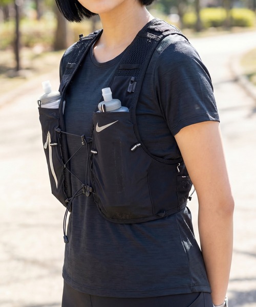 NIKE（ナイキ）の「【NIKE/ナイキ】ボトル付き ランニング ランベスト5L（ベスト・メンズ・ブラック・M/L）」の6枚目の写真
